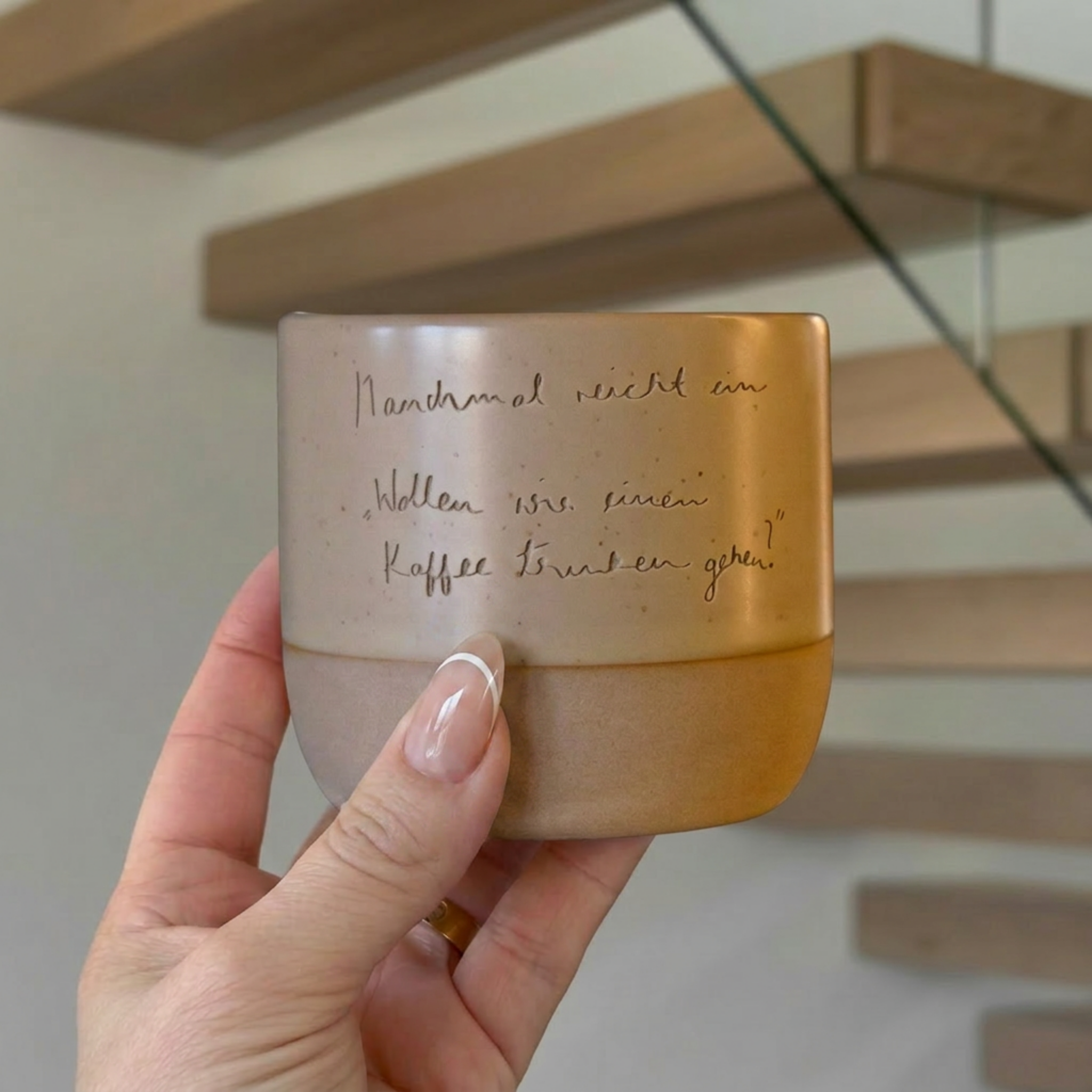 "Kaffee trinken" - Handgezeichnete Keramiktasse