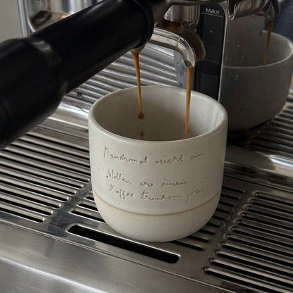 "Kaffee trinken" - Handgezeichnete Keramiktasse